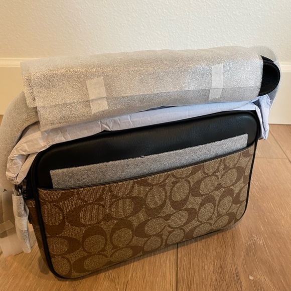 GRAHAM CROSSBODY IN SIGNATURE CANVAS (COACH C4149)
QB/KHAKI
COACH STYLE # C4149 - Picture 2 of 9